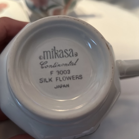 Vintage Mikasa “Silk Flowers” Footed Teacup and Saucer Set , Set of 4 - Picture 7 of 10